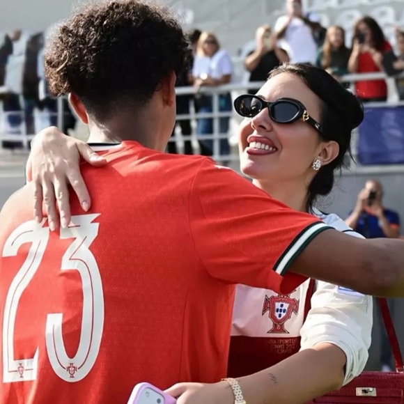 Fendi Black Sunglasses with Gold Details - Picture 7 of 7